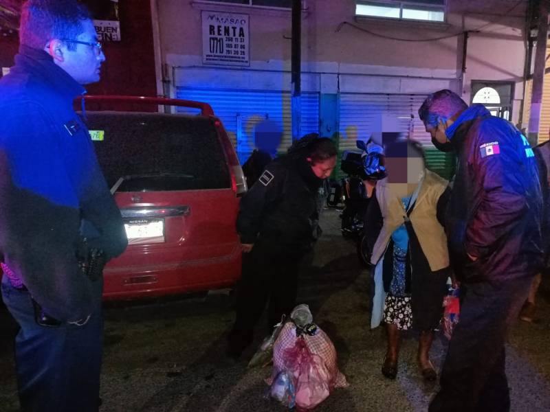 Policía de Pachuca ayuda a reencontrarse con familiares a mujer extraviada