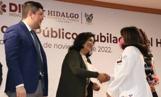 Reconocen a personal jubilado del Hospital del Niño DIF