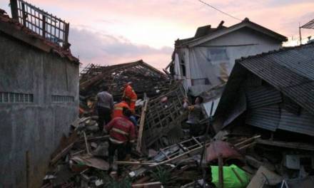 Sismo en Indonesia deja al menos 56 muertos