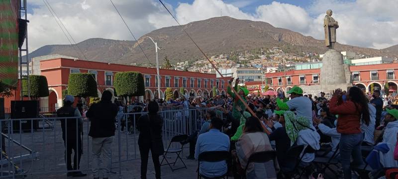 Hidalguenses vivieron la eliminación de México en Plaza Juárez