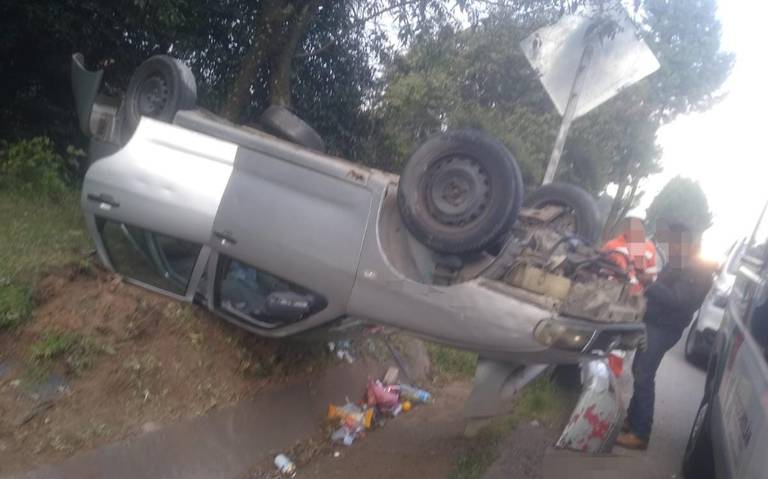 Deja cuatro lesionados accidente en la carretera del Tejocotal