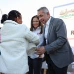 Sergio Baños y Bárbara Montaño inician el programa de entrega de cobijas en Pachuca