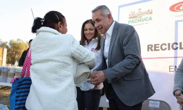 Sergio Baños y Bárbara Montaño inician el programa de entrega de cobijas en Pachuca