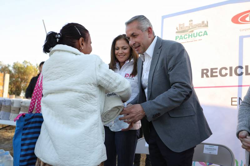 Sergio Baños y Bárbara Montaño inician el programa de entrega de cobijas en Pachuca