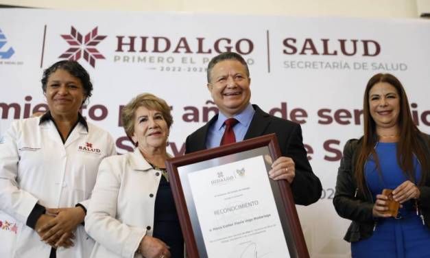 Entregan reconocimientos a personal de salud