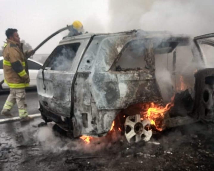 Bomberos sofocan incendio de automóvil en Tizayuca