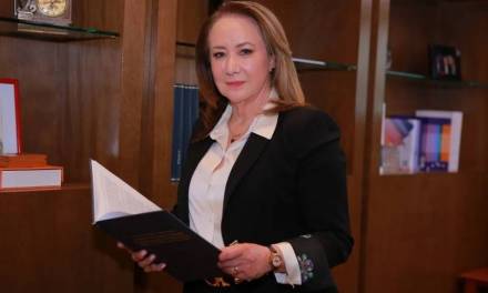 Acusan de plagio a ministra Yasmín Esquivel
