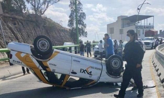 Vuelca taxi en Mineral de la Reforma