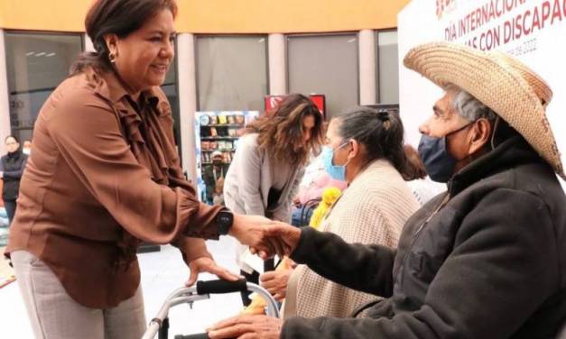 Entrega Edda Vite apoyos a personas con discapacidad