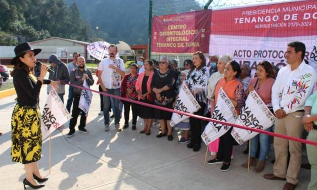 Entrega Sedeco reconocimiento a artesanos de Tenango de Doria