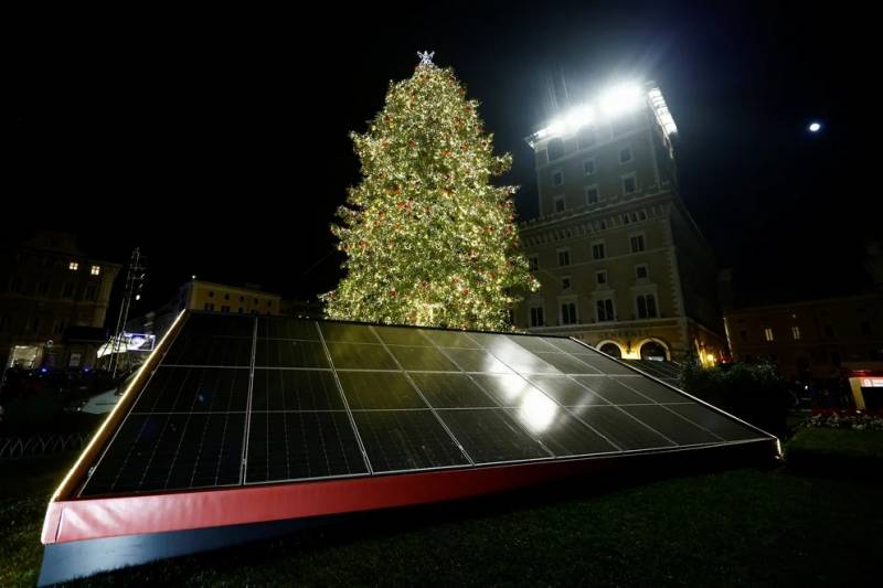 Enciende Roma árbol de Navidad ecológico y desata polémica