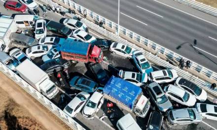 Choque múltiple en China deja a 200 vehículos atascados