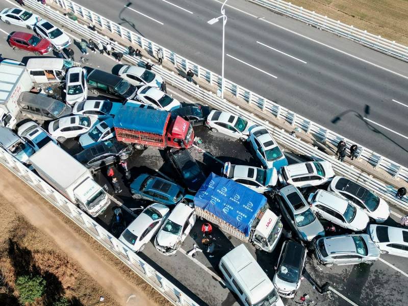 Choque múltiple en China deja a 200 vehículos atascados