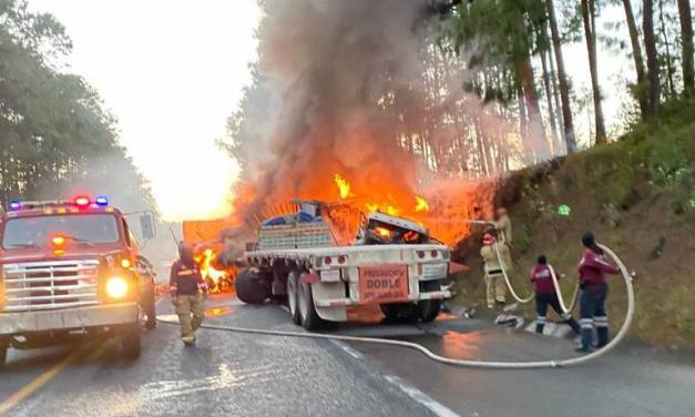 Se incendian dos tráileres en el Tejocotal