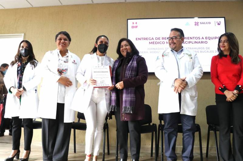Entrega Edda Vite reconocimientos a personal del Hospital General de Pachuca