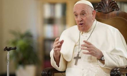 Ser homosexual no es un delito: Papa Francisco