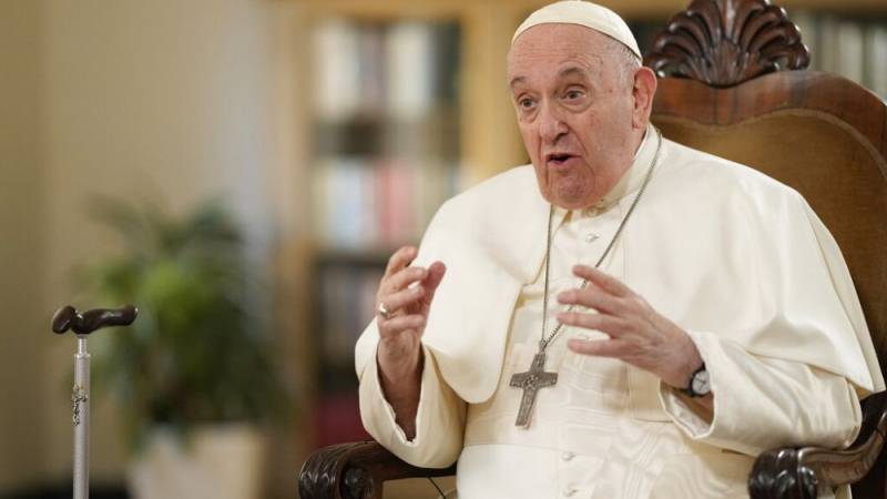 Ser homosexual no es un delito: Papa Francisco
