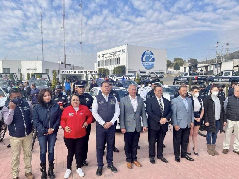 Sergio Baños entrega nuevas patrullas a policías de Pachuca