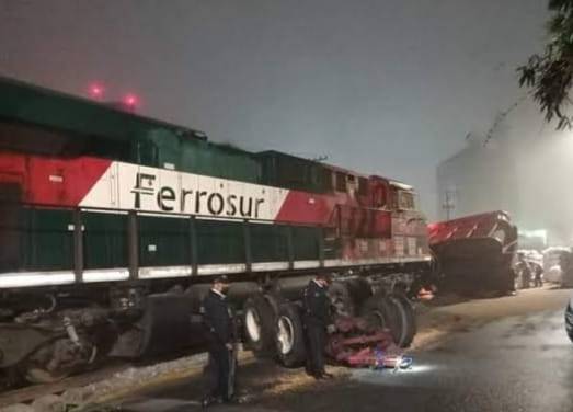 Tren arrolla patrulla y mueren dos policías