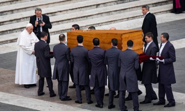 Concluyen funerales de Benedicto XVI