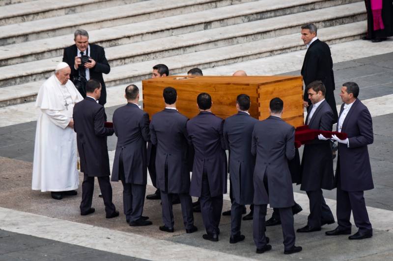 Concluyen funerales de Benedicto XVI