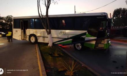 Autobús termina sobre camellón en Tepeji del Río