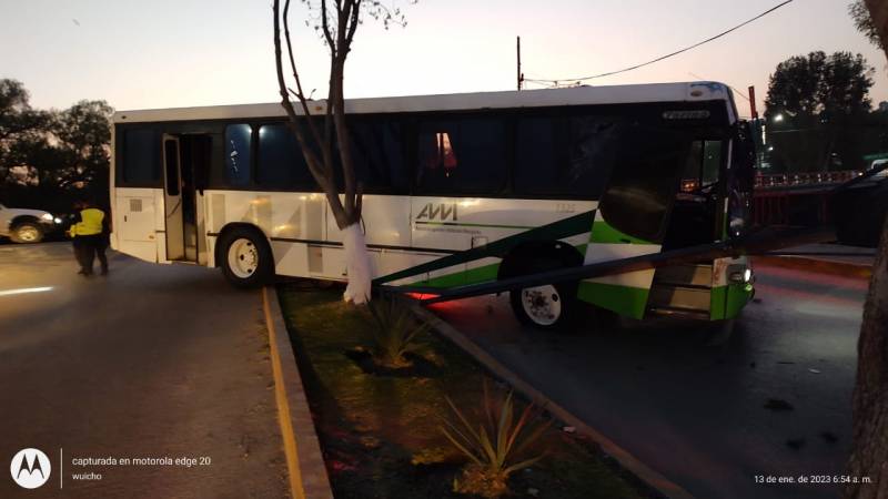 Autobús termina sobre camellón en Tepeji del Río
