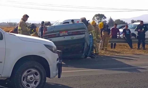 Vuelcan mujer y menor en automóvil