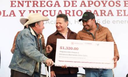 Entrega Julio Menchaca apoyos económicos a productores