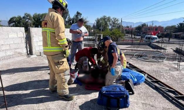 Recibe descarga eléctrica mientras trabajaba