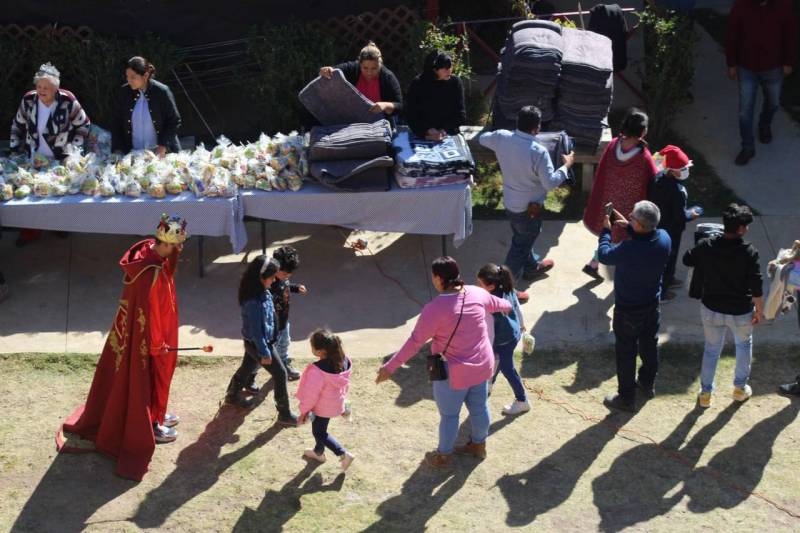 Entregan juguetes a mil 500 niños en colonias de Pachuca