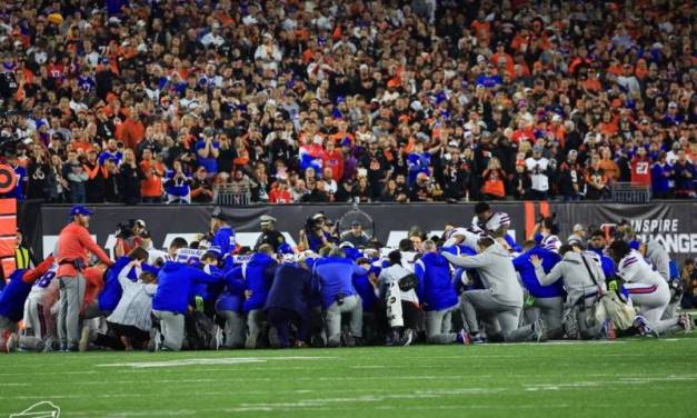 Se desploma jugador de la NFL en pleno partido