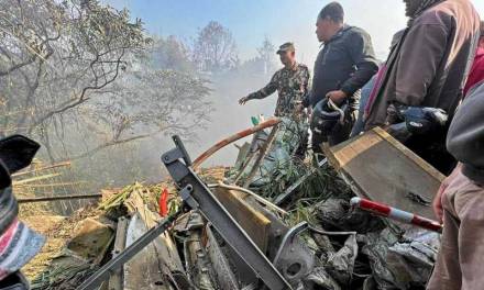 Murieron 67 personas tras desplomarse avión en Nepal