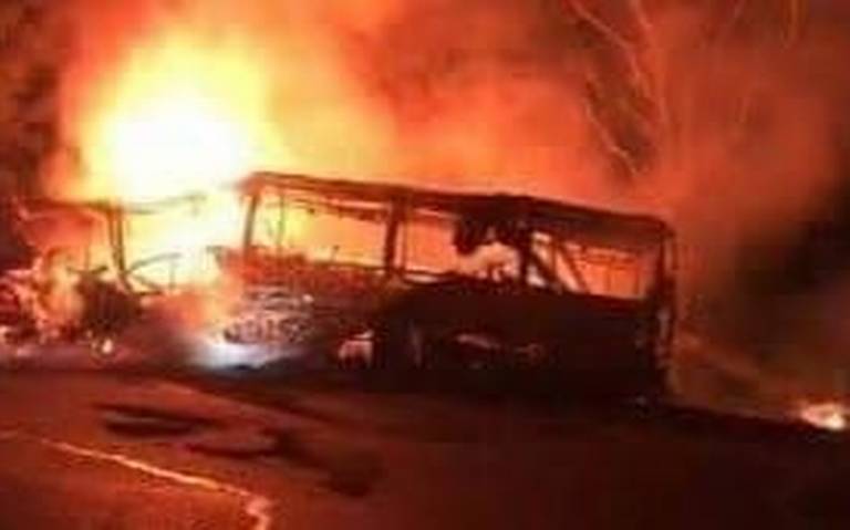 Autobús se incendia en Atotonilco de Tula