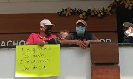 Simpatizantes de Vicente Charrez bloquean despacho del gobernador