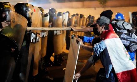Dan toque de queda en Perú por protestas