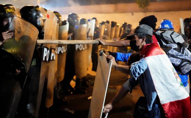 Dan toque de queda en Perú por protestas