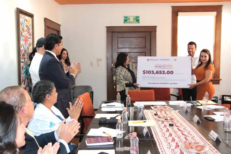 Secretaría de Finanzas dona al DIFH más de 103 mil pesos