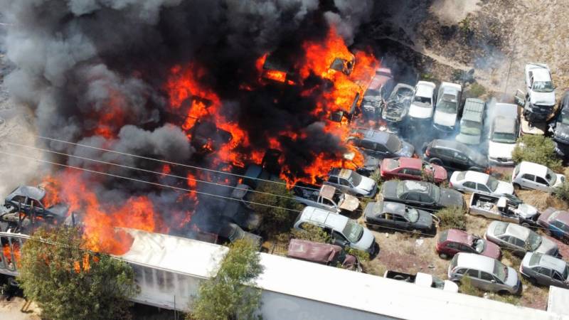Arde lote de autos en Mineral de la Reforma