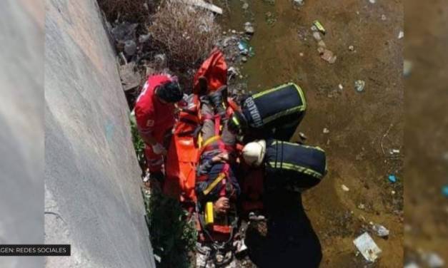 Cae ciclista a canal de agua