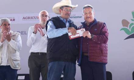 Entrega Julio Menchaca mil 200 tarjetas del Bienestar a productores