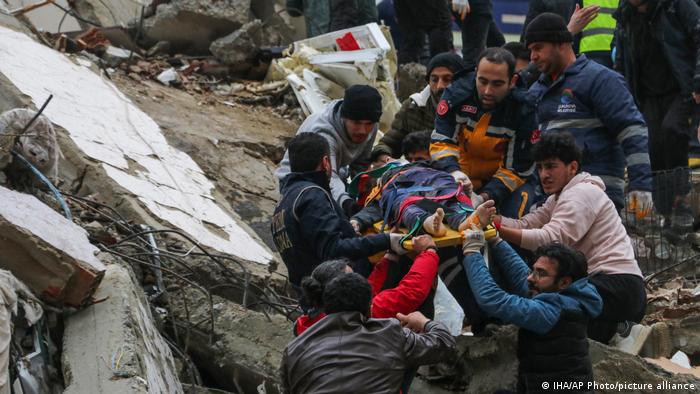 Sismos en Turquía y Siria dejan más de 3 mil 600 muertos