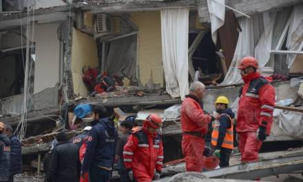 Suman casi 3 mil muertos por sismos en Turquía y Siria
