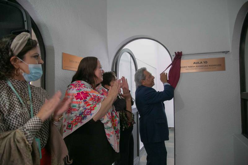 Develan placa conmemorativa por los 100 años del natalicio de María Teresa Rodríguez
