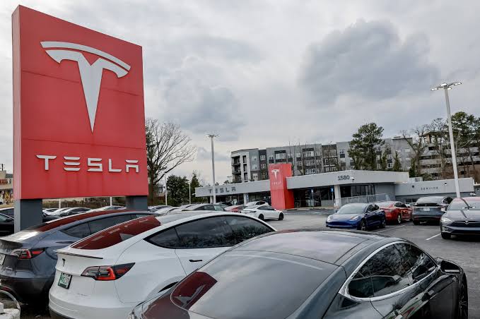 Tesla llegará a Nuevo León, anuncia AMLO