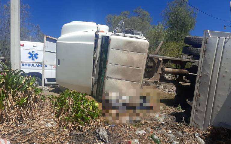 Muere chofer tras volcadura de camión