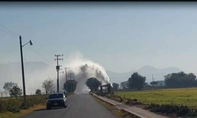 Fuga de agua afecta la circulación en la Mixquiahuala-Tlahuelilpan