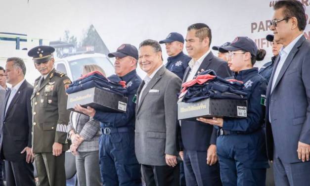 Menchaca entregó equipamiento a la Policía Estatal
