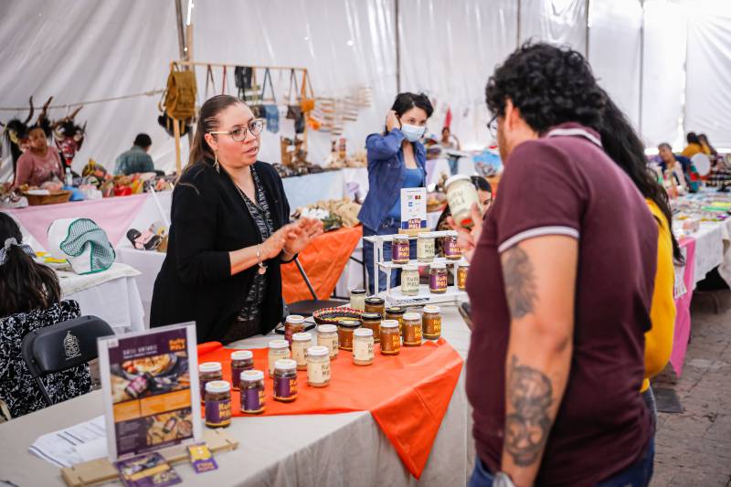 Expo venta artesanal en Plaza Juárez beneficia a más de 80 personas