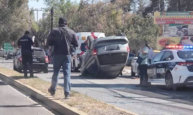 Vuelca camioneta sobre bulevar Felipe Ángeles